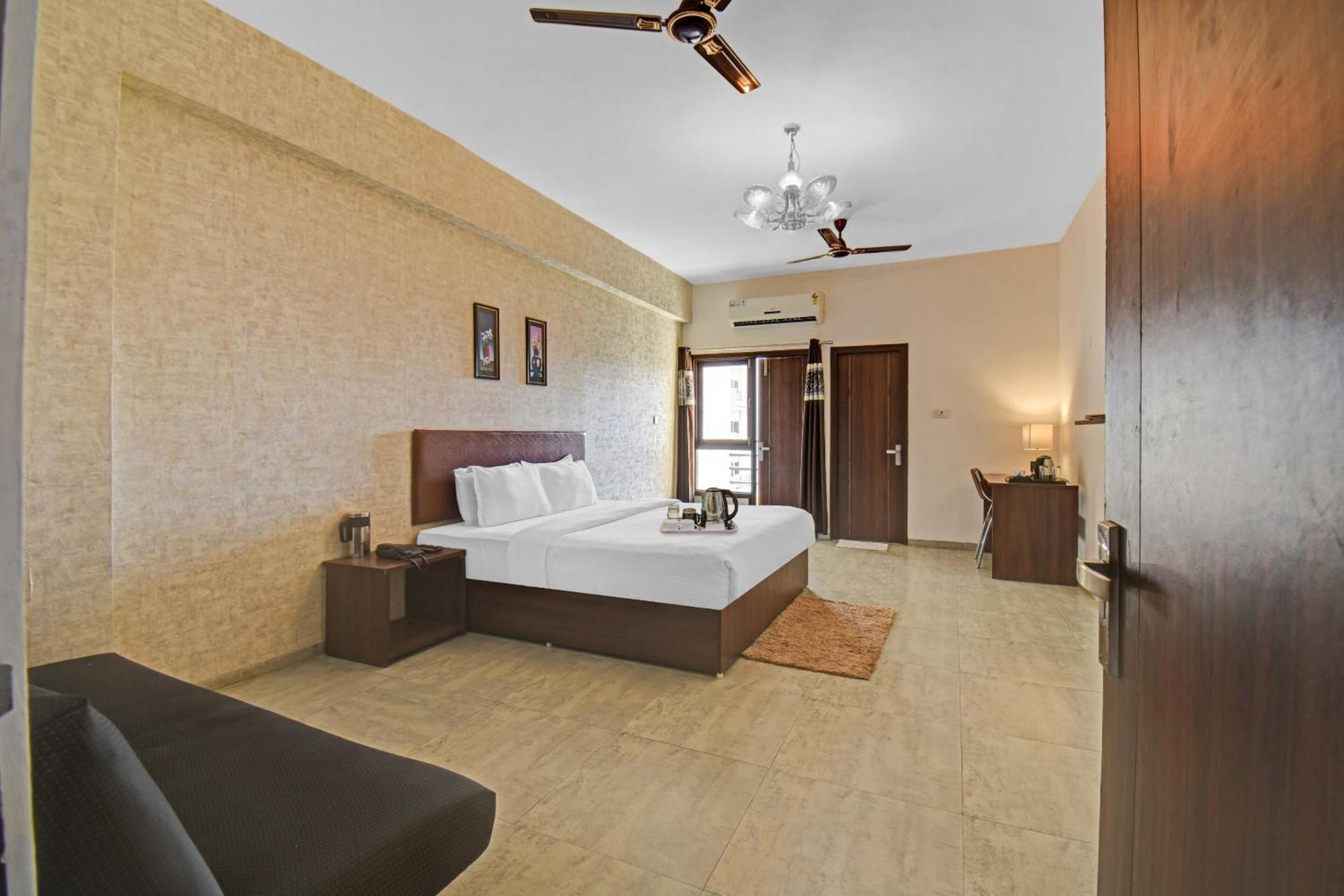 Townhouse Classio Suites Ширді Екстер'єр фото