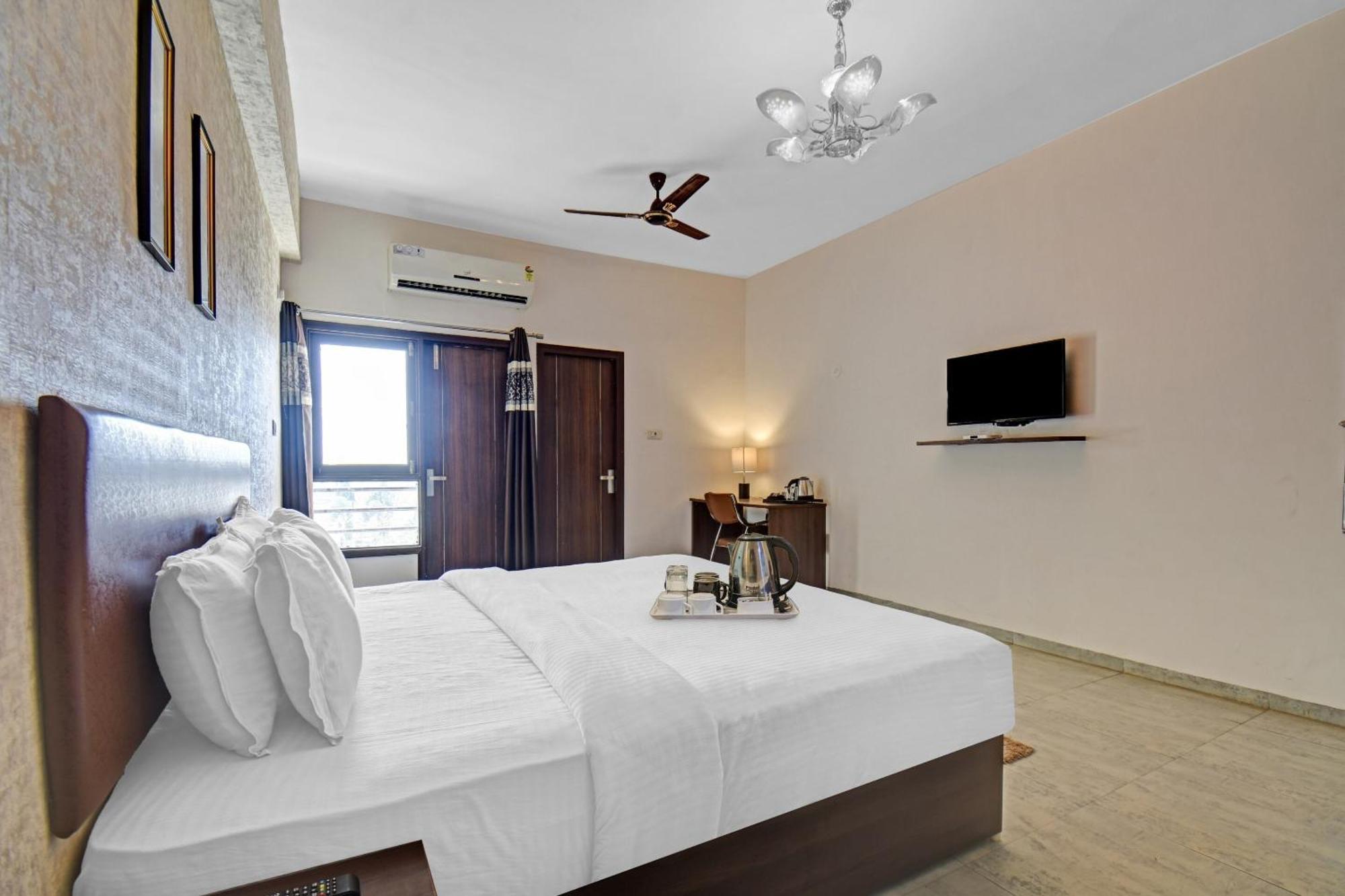Townhouse Classio Suites Ширді Екстер'єр фото